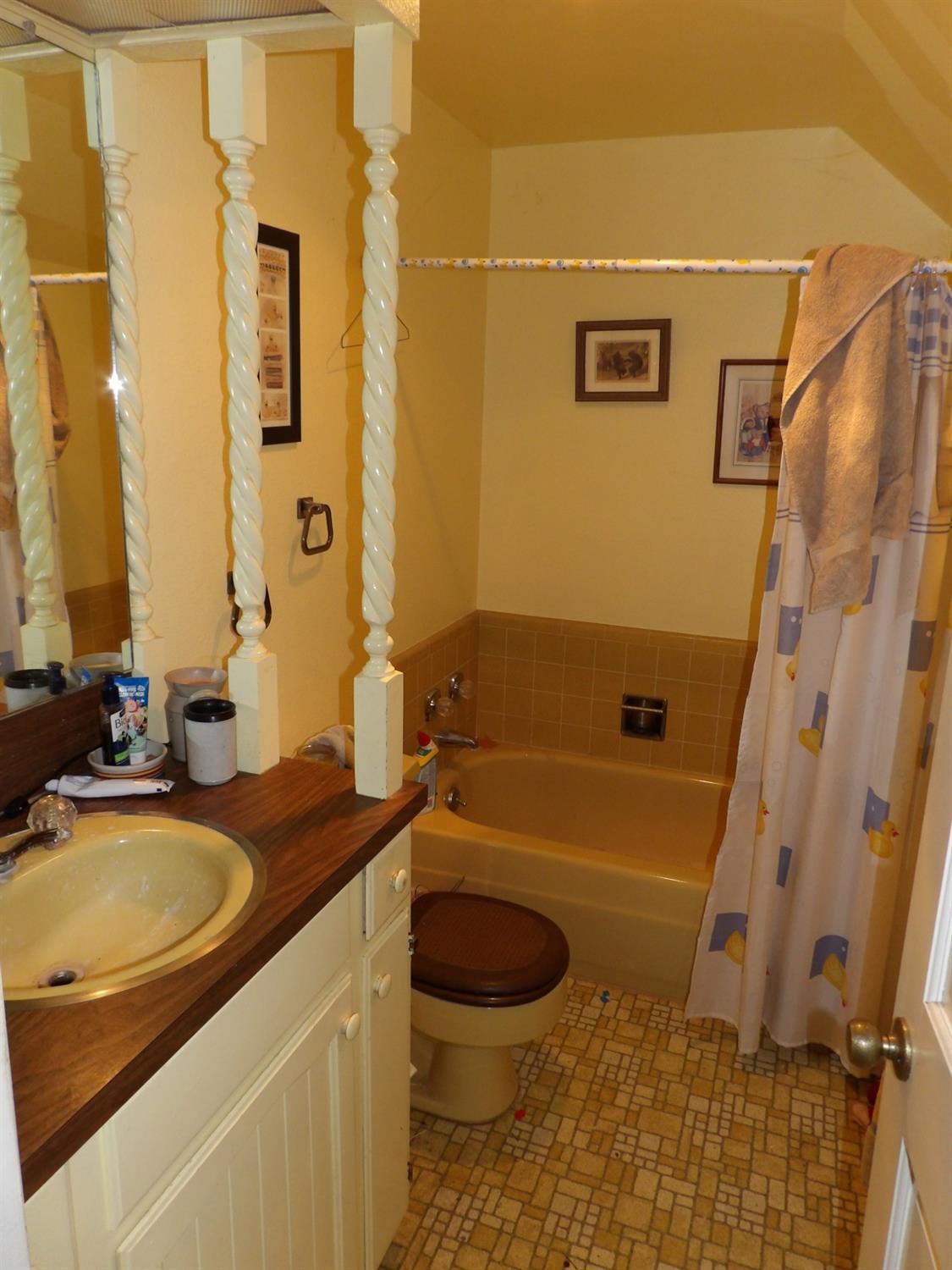 1020 Greenview Road Cave Junction, OR 97523 - Photo 10 of 17 Upstairs bath