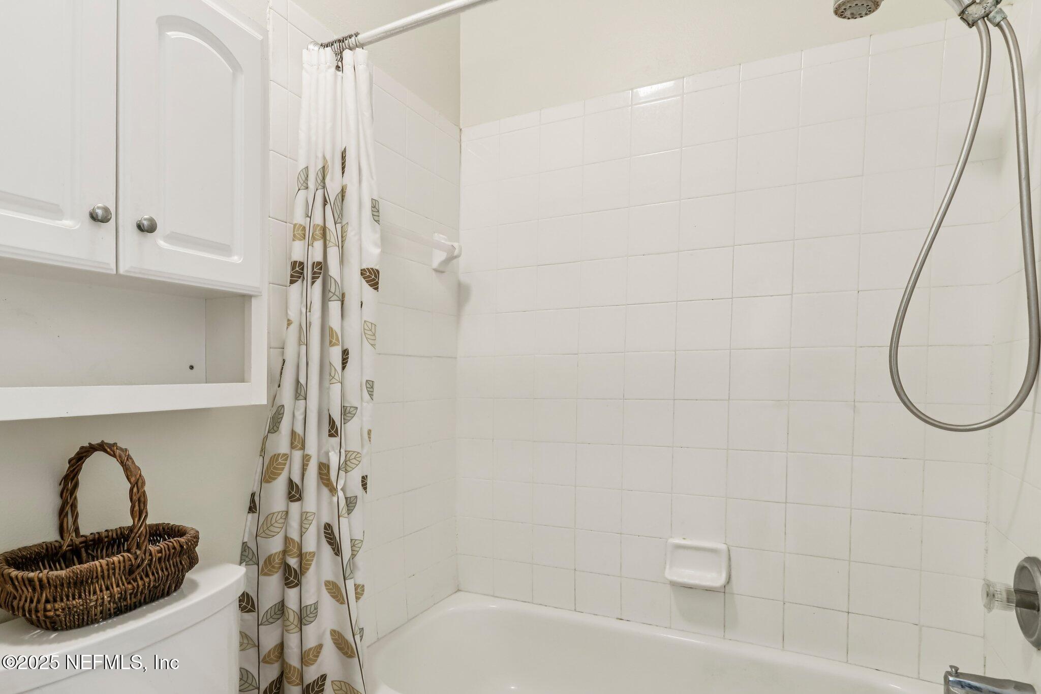 201 Colima Court, Unit 1221 Ponte Vedra Beach, FL 32082 - Photo 28 of 50 a bathroom with a sink a mirror and a shower