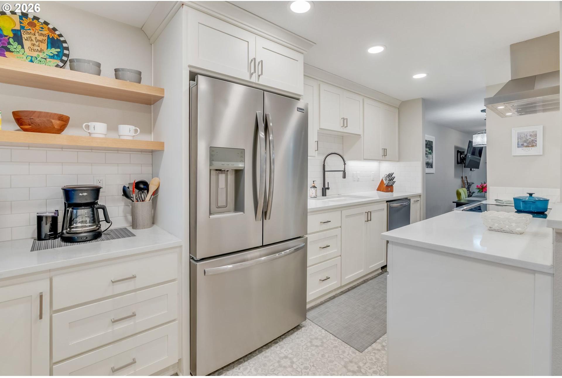 5624 South Riverside Lane, Unit 8 Portland, OR 97239 - Photo 6 of 41 Gallery Image 6