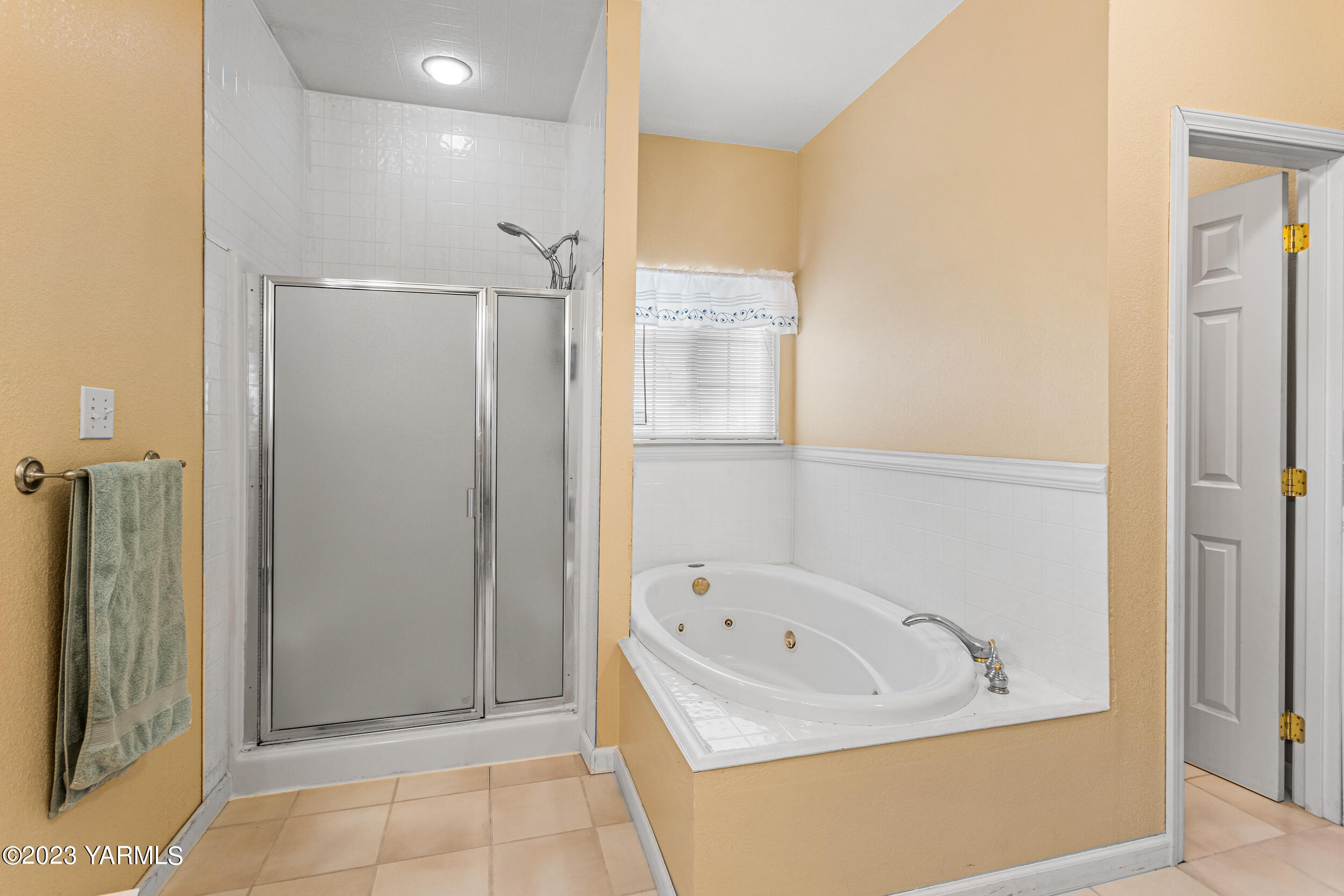 202 West Charron Road Moxee, WA 98936 - Photo 21 of 39 a bathroom with a bathtub and shower