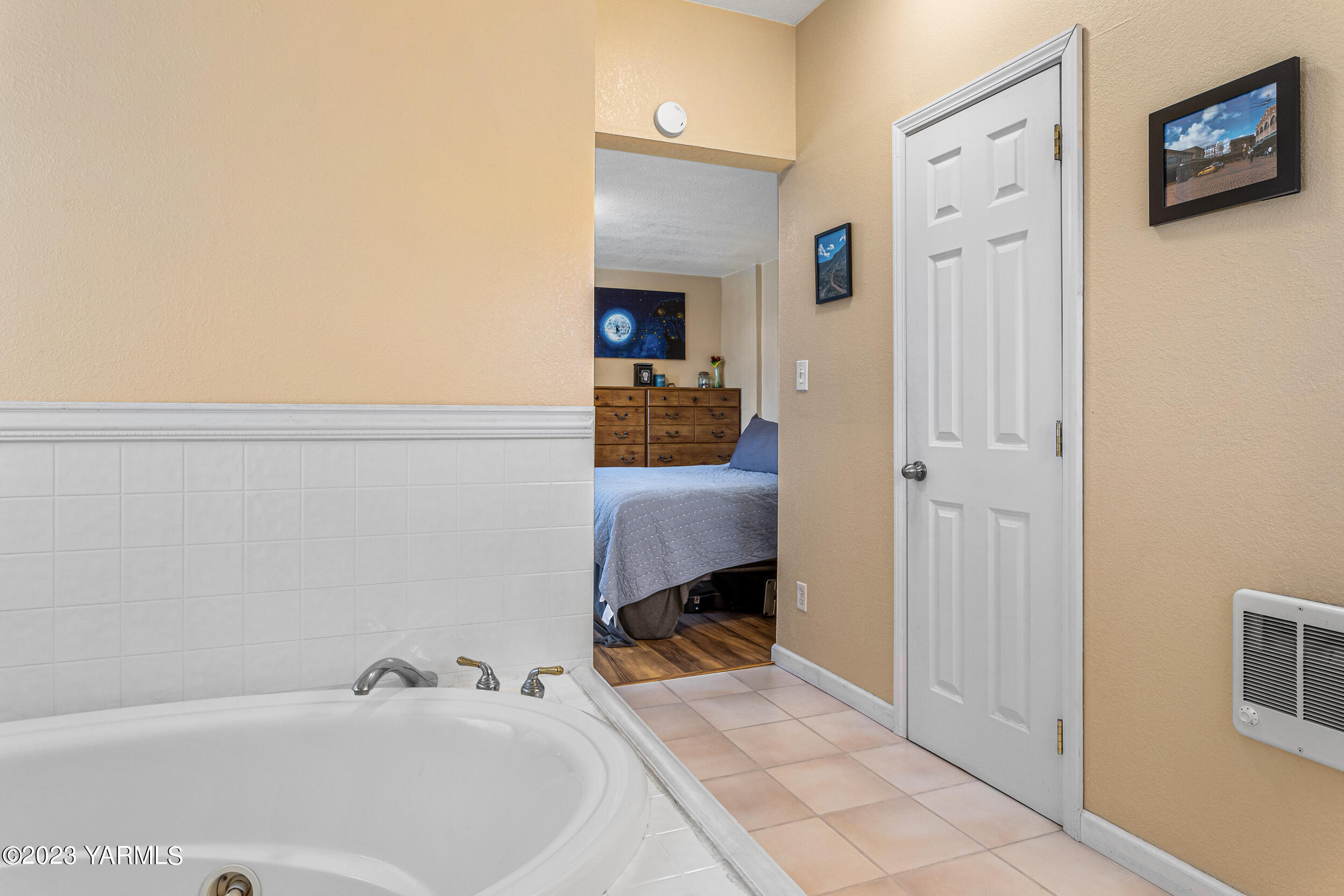 202 West Charron Road Moxee, WA 98936 - Photo 23 of 39 a en suite bathroom with a sink and a tub