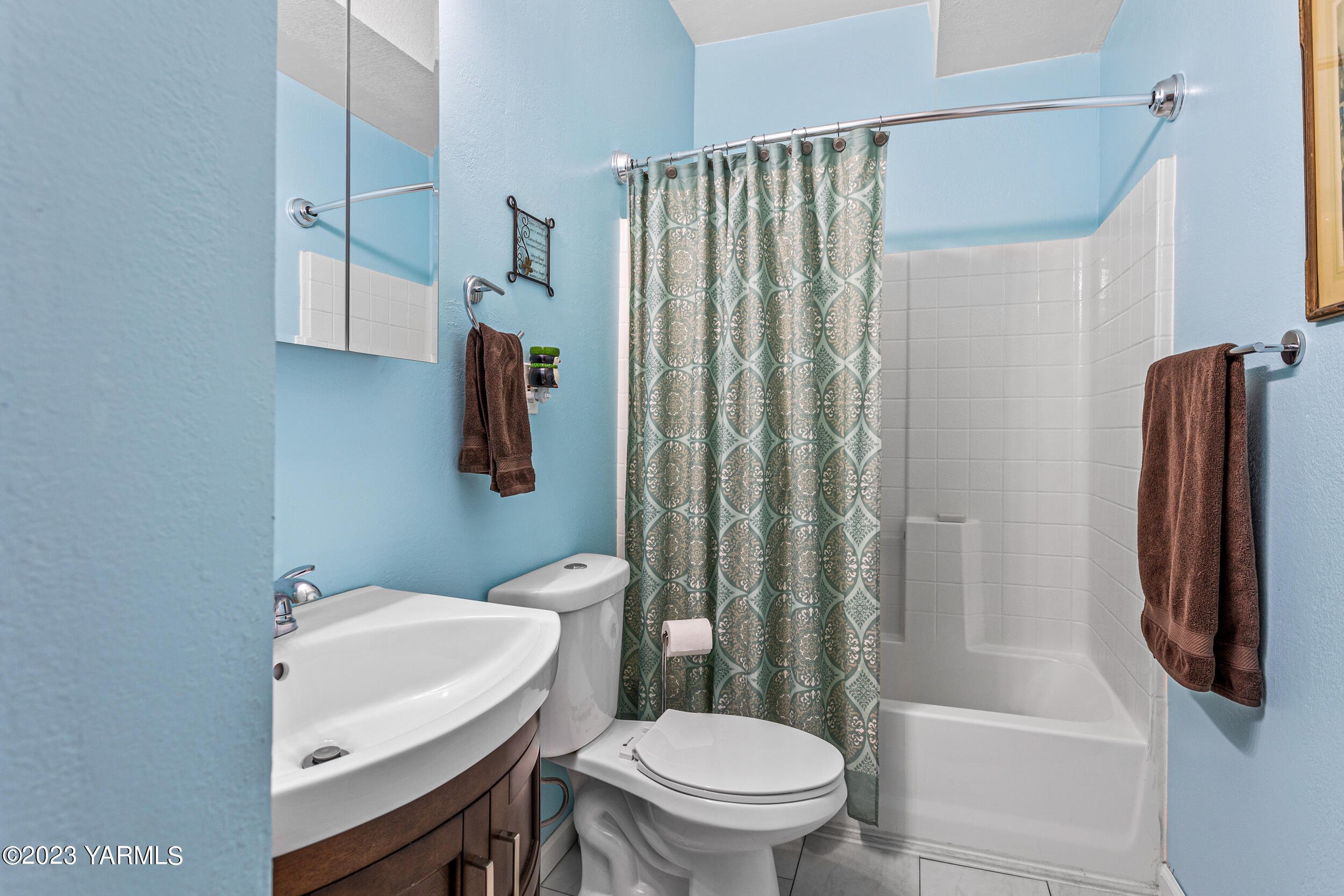 202 West Charron Road Moxee, WA 98936 - Photo 28 of 39 a bathroom with a sink toilet and shower