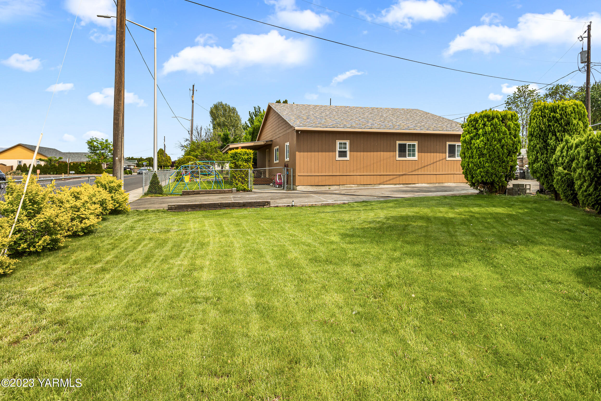 202 West Charron Road Moxee, WA 98936 - Photo 29 of 39 a front view of a house with garden
