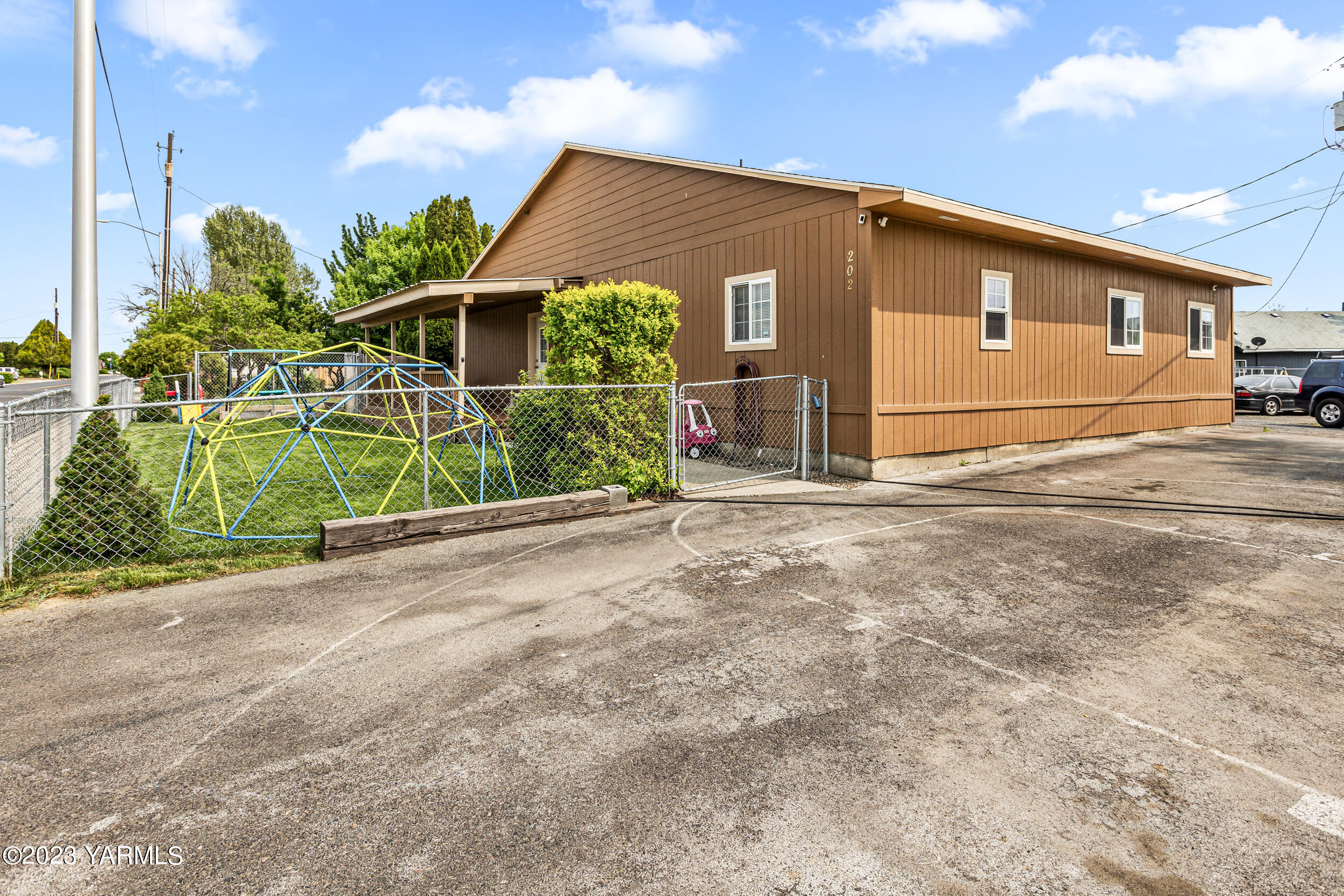 202 West Charron Road Moxee, WA 98936 - Photo 31 of 39 a view of a backyard