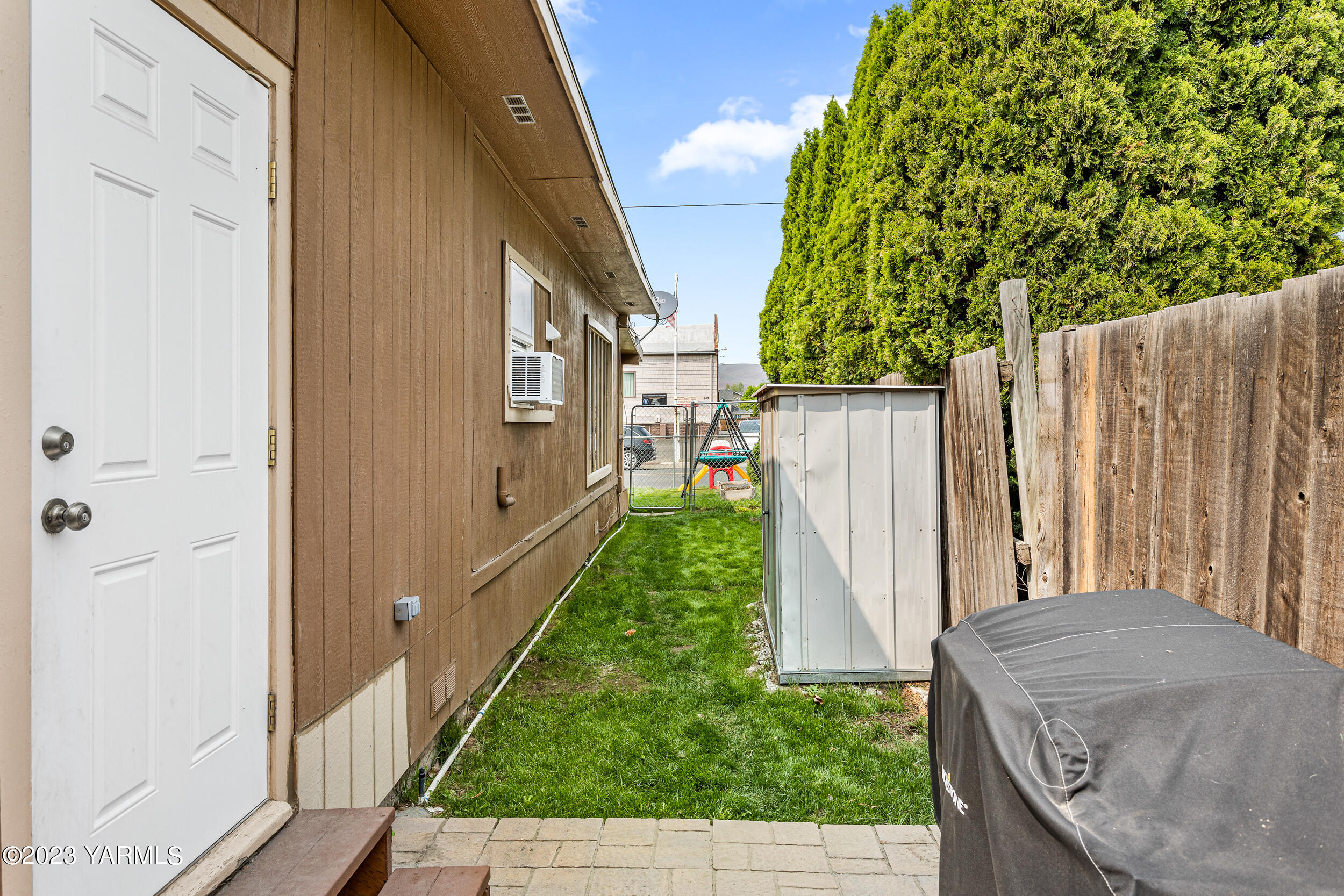 202 West Charron Road Moxee, WA 98936 - Photo 32 of 39 a backyard of a house with green space