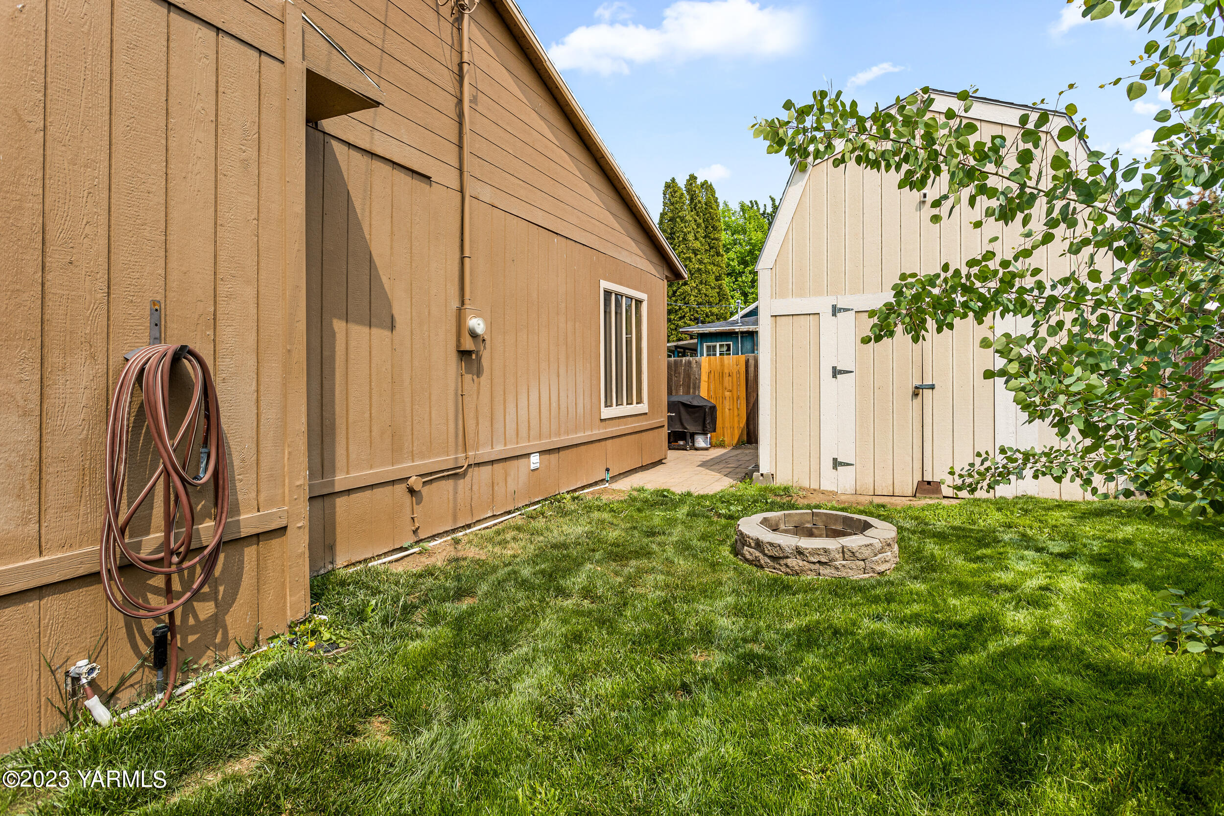 202 West Charron Road Moxee, WA 98936 - Photo 37 of 39 a backyard of a house