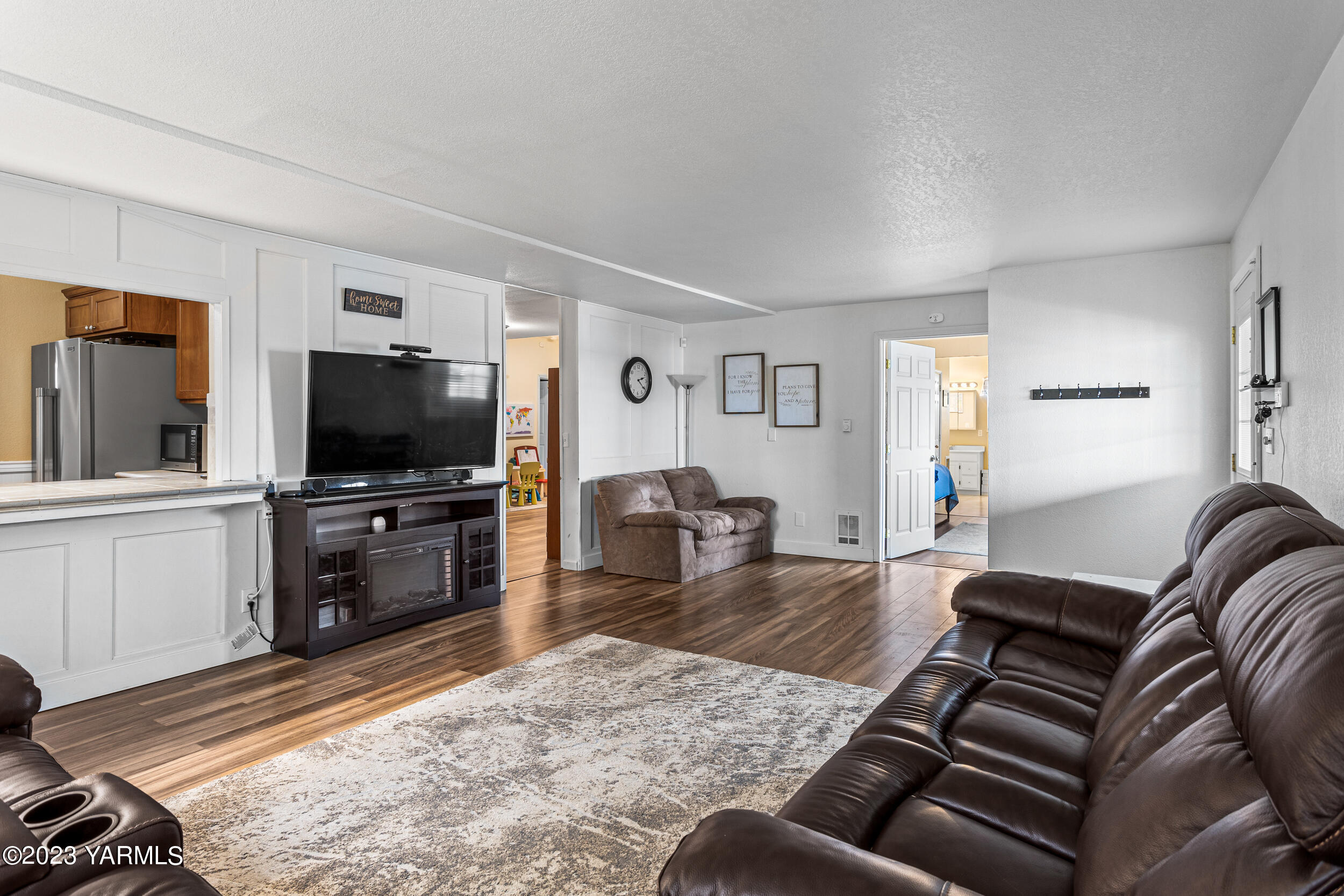 202 West Charron Road Moxee, WA 98936 - Photo 6 of 39 a living room with furniture and a flat screen tv