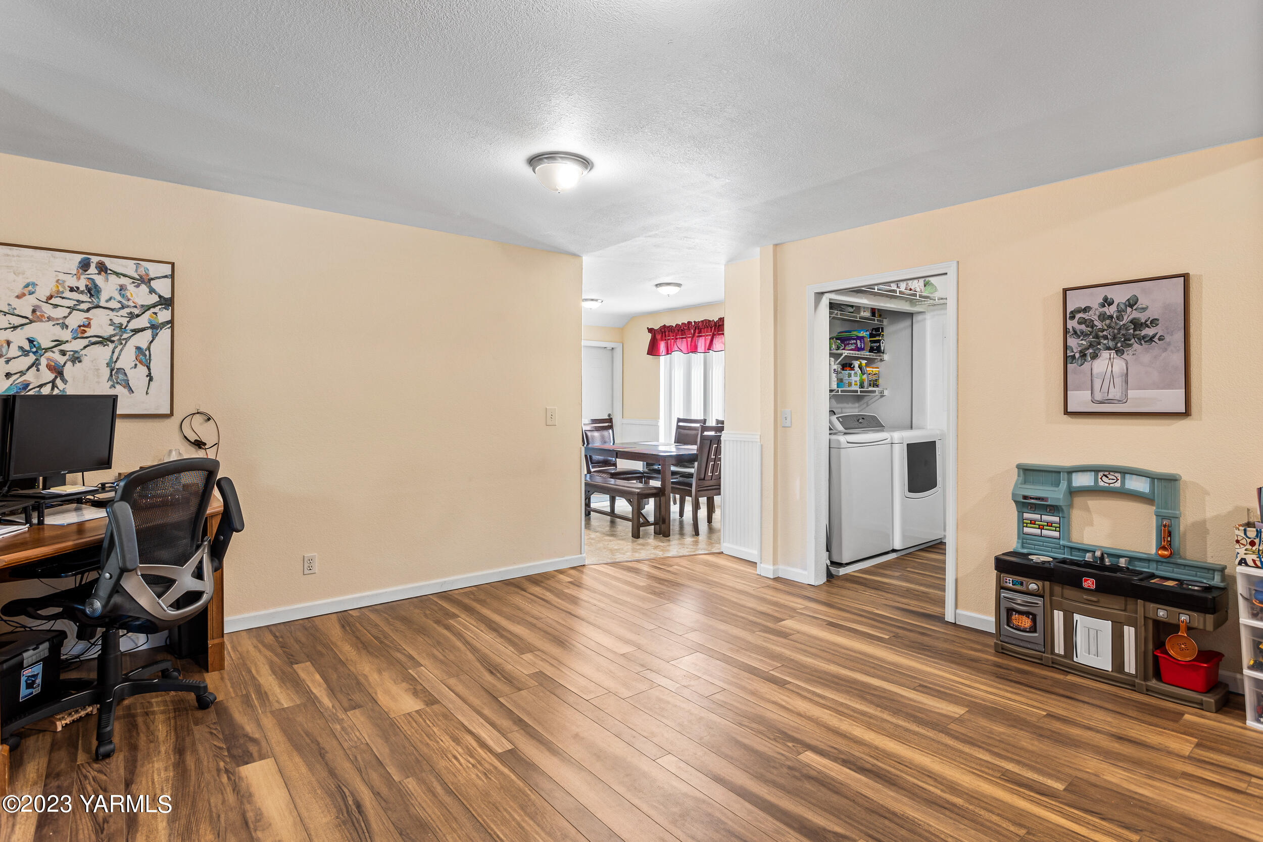 202 West Charron Road Moxee, WA 98936 - Photo 9 of 39 a room with furniture and a wooden floor