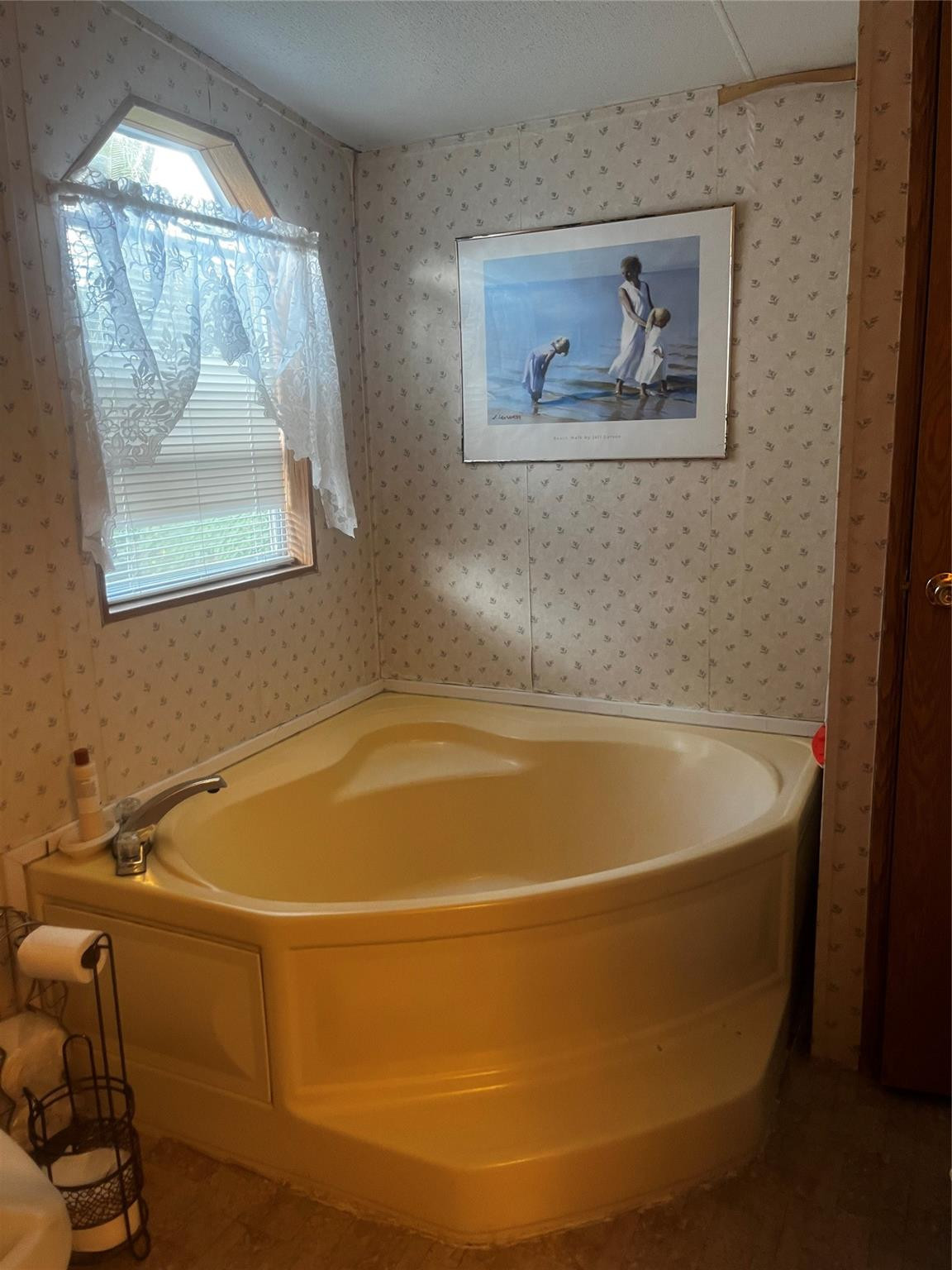Undisclosed Address Davie, FL 33325 - Photo 10 of 19 a view of a bathtub in a bathroom