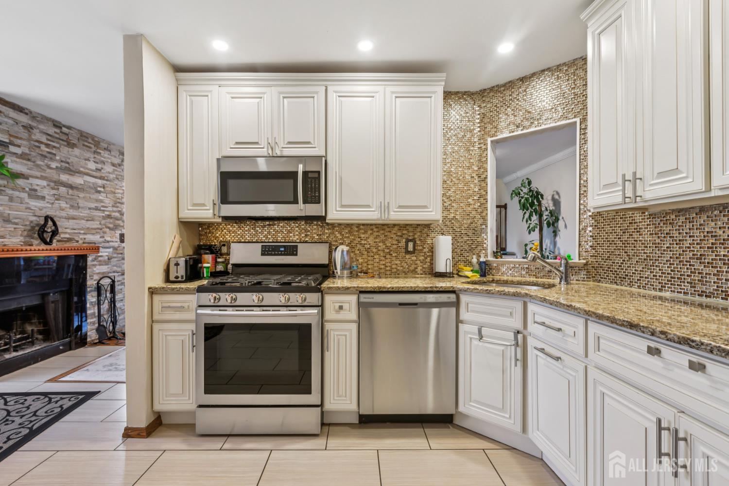 36 Farnham Square Parlin, NJ 08859 - Photo 11 of 31