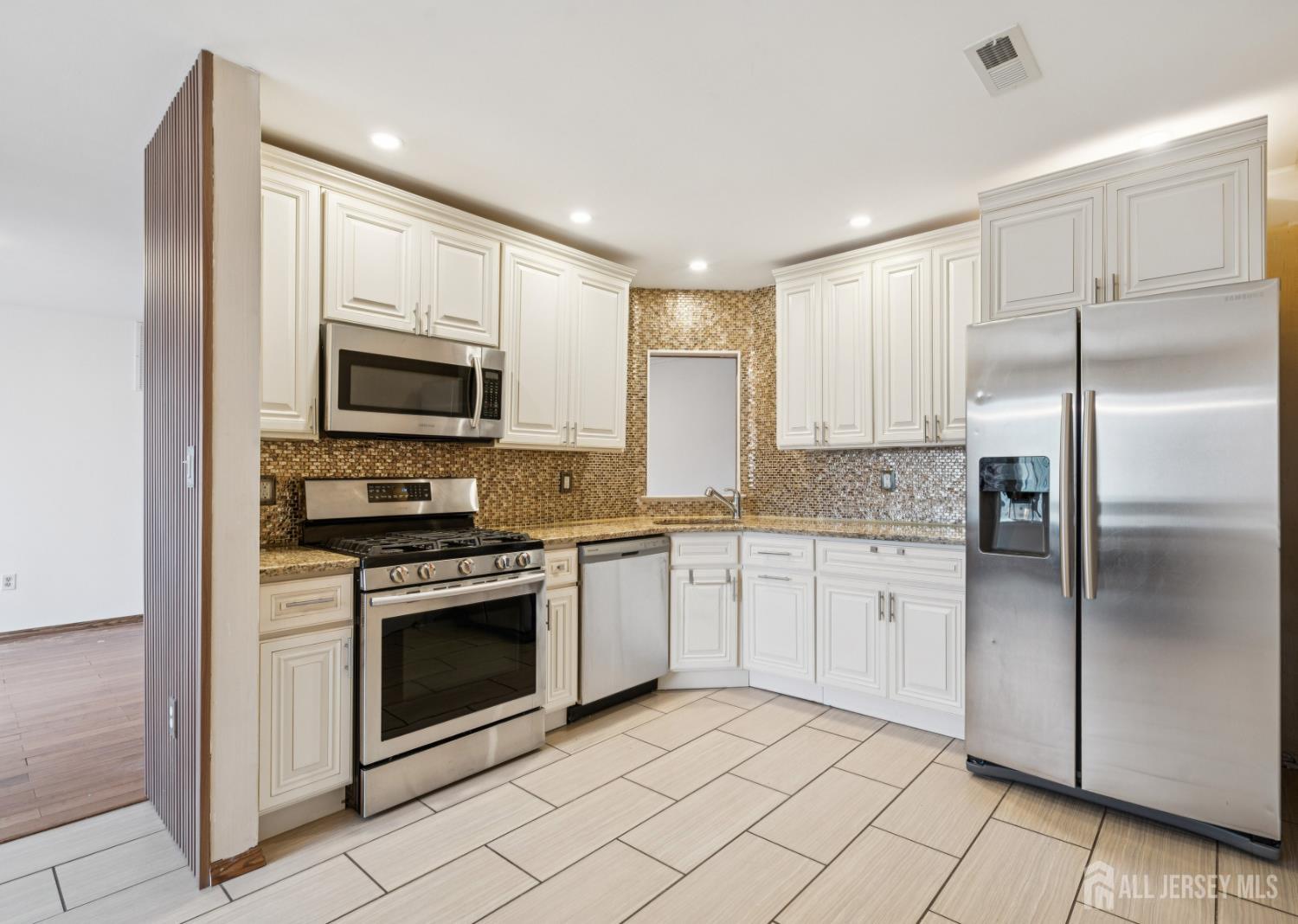 36 Farnham Square Parlin, NJ 08859 - Photo 9 of 31