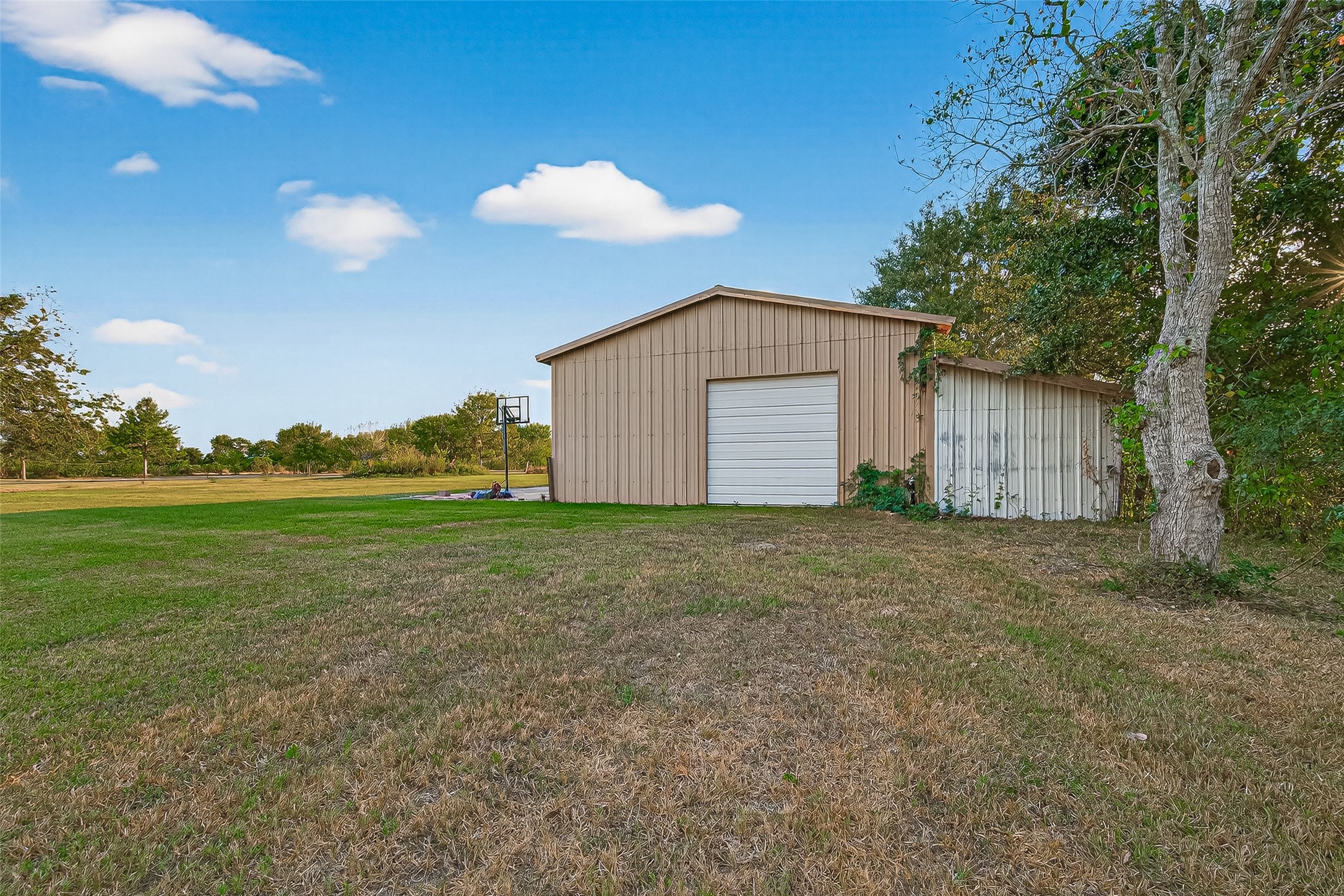 3122 Kueck Road Rosenberg, TX 77471 - Photo 20 of 25 a view of a house with backyard and garden