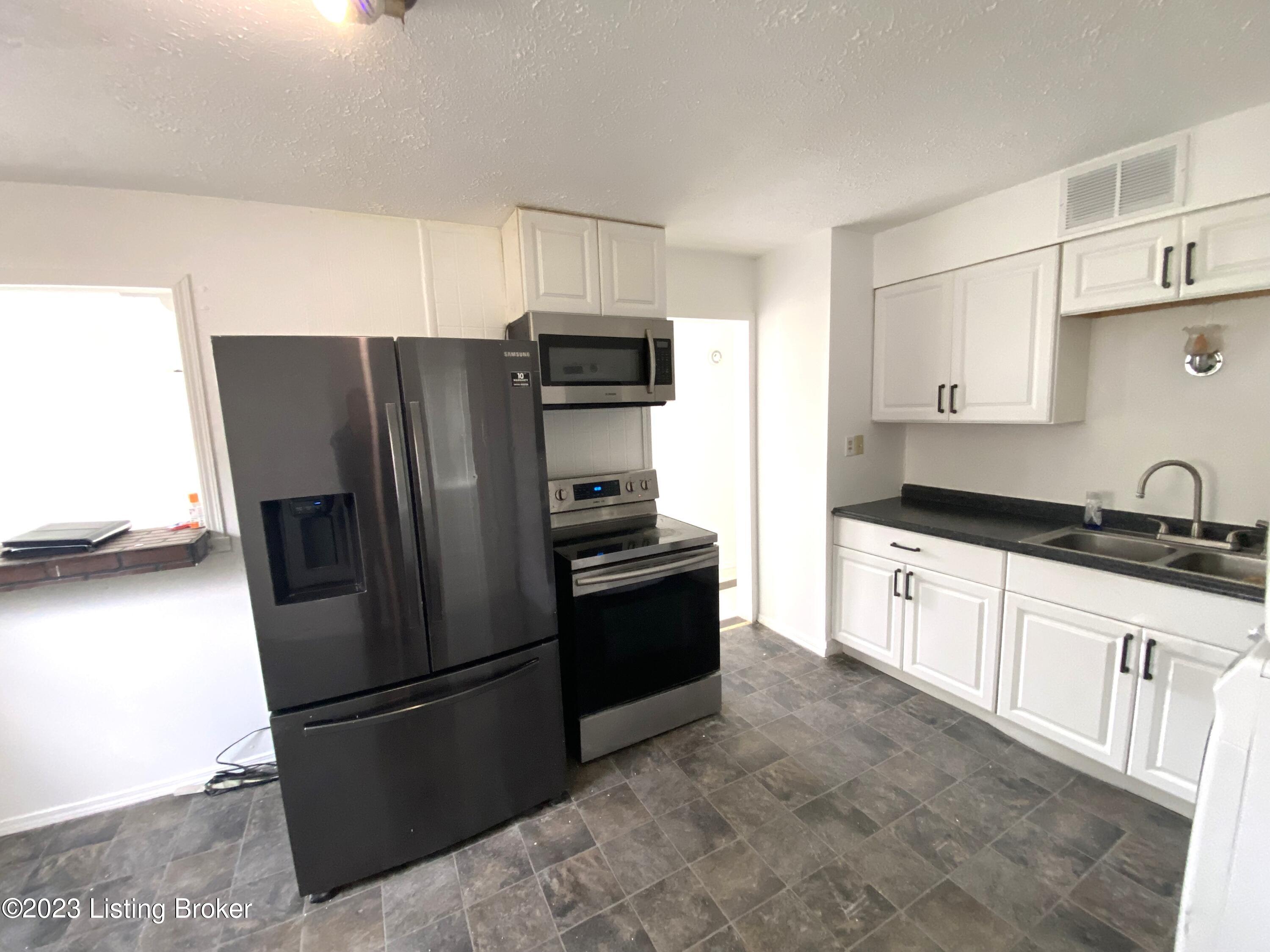 9527 Maple Road Louisville, KY 40229 - Photo 8 of 14 IMG_0292
