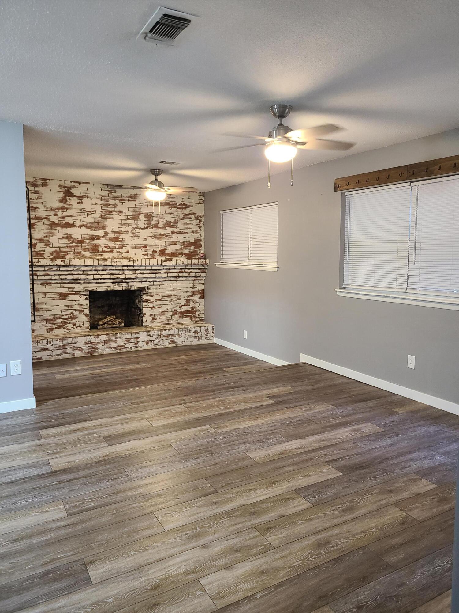 101 Blaylock Street Crestview, FL 32539 - Photo 10 of 21 Living Room
