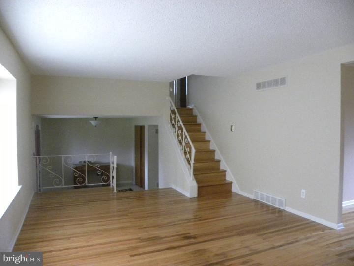 1539 Hampton Road Bensalem, PA 19020 - Photo 4 of 16 Living Room