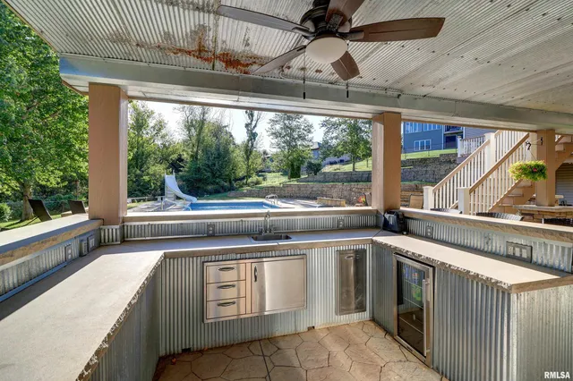 $1,199,000 | 539 34th Avenue North, Clinton, IA 52732