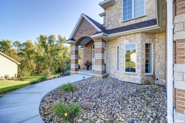 $1,199,000 | 539 34th Avenue North, Clinton, IA 52732