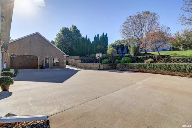 $1,199,000 | 539 34th Avenue North, Clinton, IA 52732