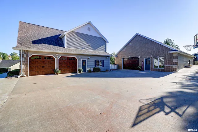 $1,199,000 | 539 34th Avenue North, Clinton, IA 52732