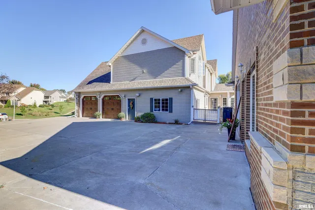 $1,199,000 | 539 34th Avenue North, Clinton, IA 52732