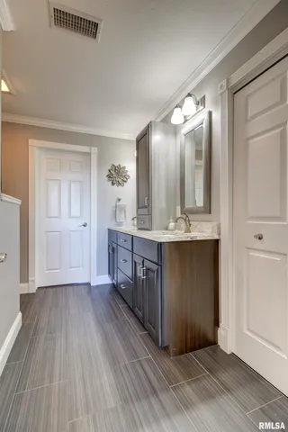 $1,199,000 | 539 34th Avenue North, Clinton, IA 52732