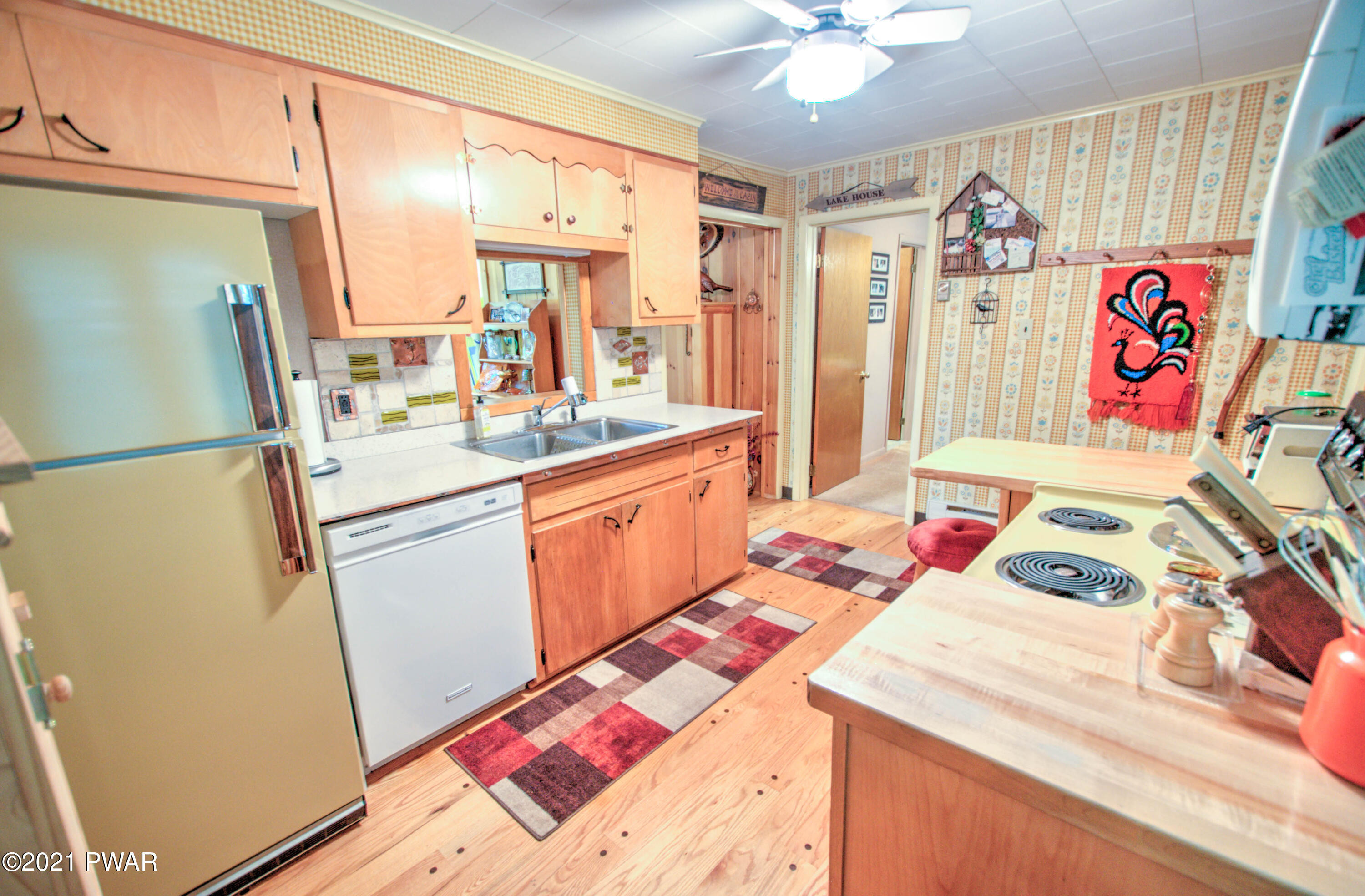 104 Paupack Point Road Hawley, PA 18428 - Photo 15 of 49 15-Kitchen
