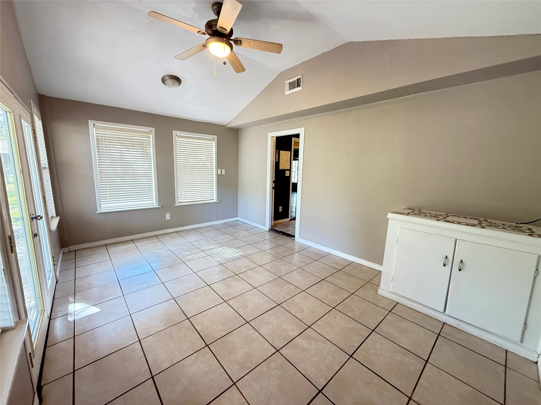 1608 Michael Street El Campo, TX 77437 - Photo 11 of 24 Sunroom or Den