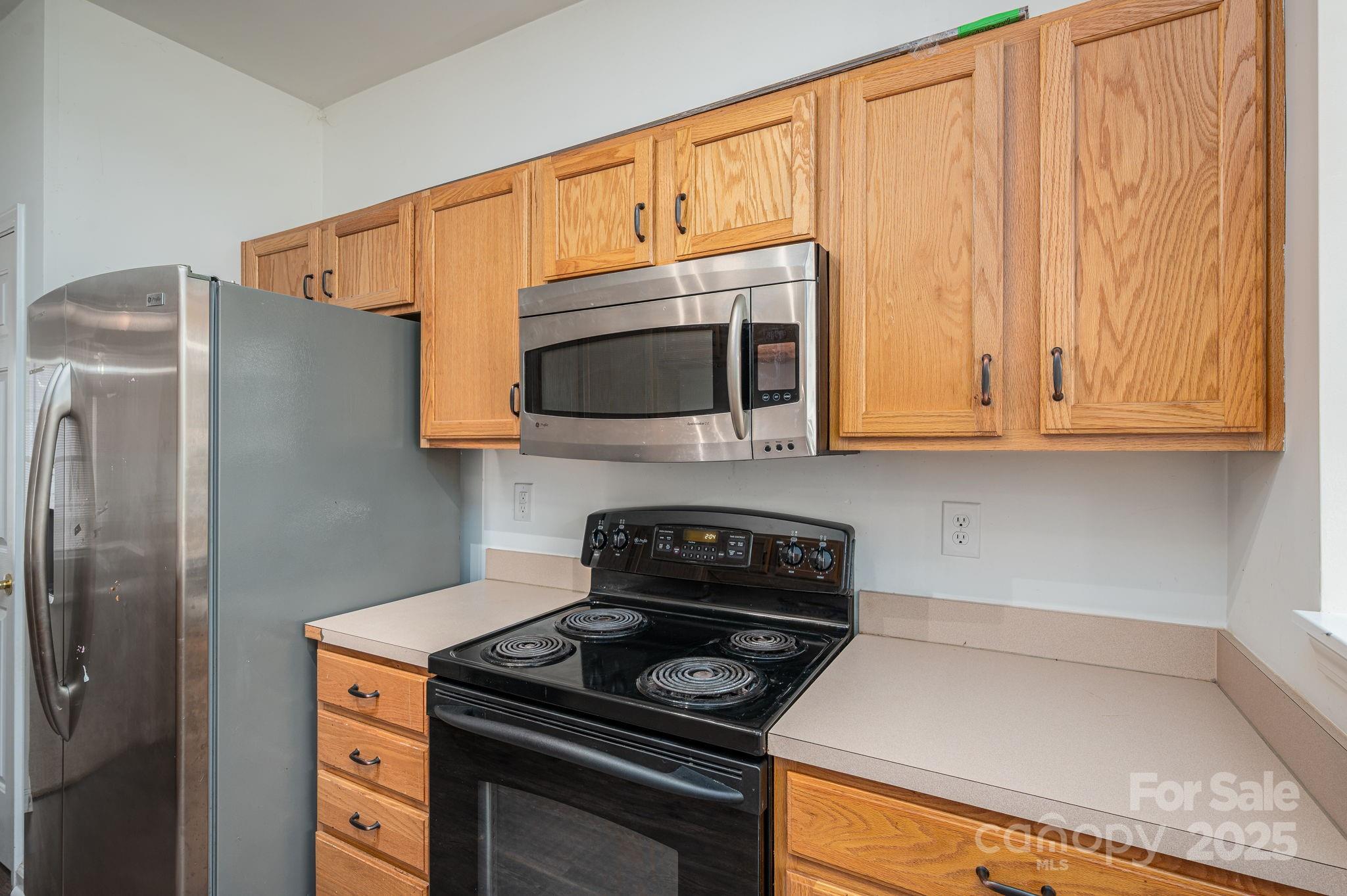 7937 Mariners Pointe Circle Denver, NC 28037 - Photo 7 of 38 a kitchen with stainless steel appliances granite countertop a refrigerator a stove and a microwave