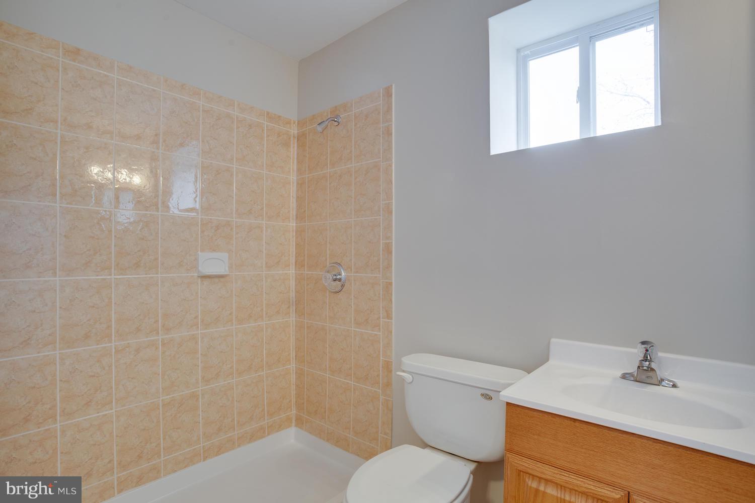3333 Thomas Point Road Annapolis, MD 21403 - Photo 4 of 30 Full Bath on Main Level