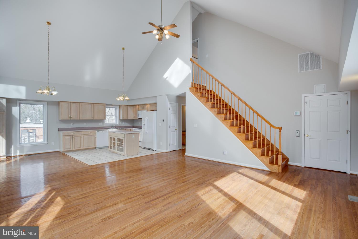 3333 Thomas Point Road Annapolis, MD 21403 - Photo 8 of 30 Living Area