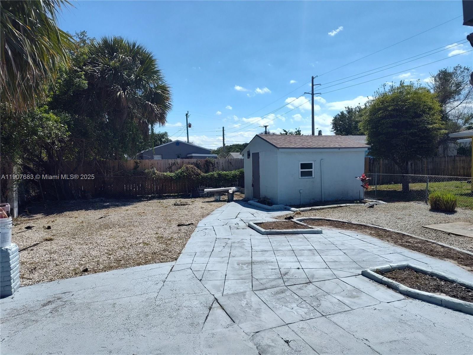 173 West 16th Street, Unit B Riviera Beach, FL 33404 - Photo 5 of 10 a view of a backyard of the house