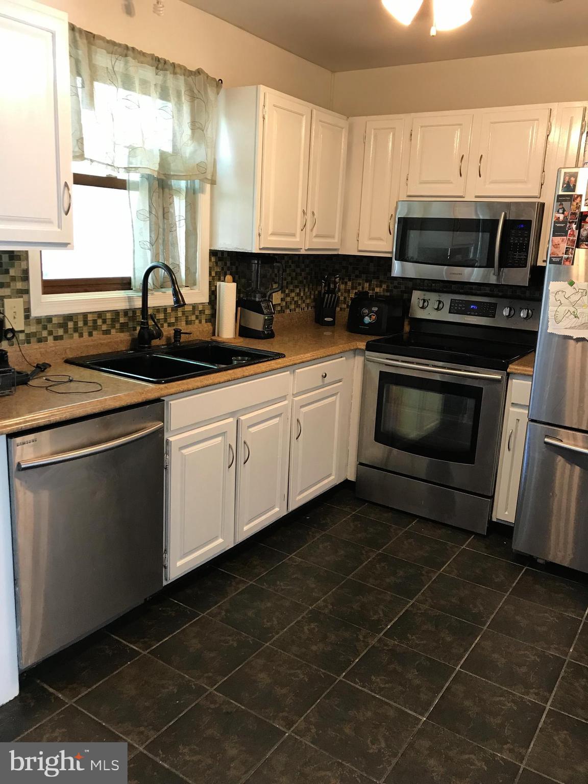 392 Cardinal Road Lititz, PA 17543 - Photo 2 of 9