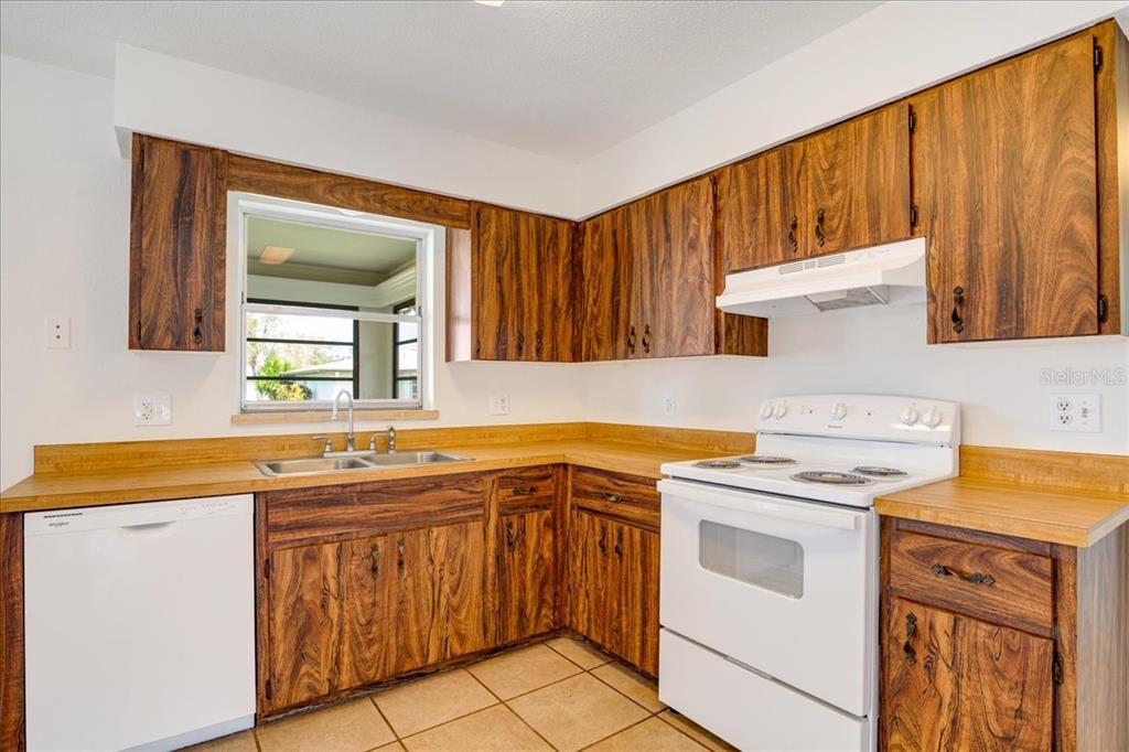 1312 Jamaica Road Venice, FL 34293 - Photo 21 of 35 Kitchen with window out to Florida lanai
