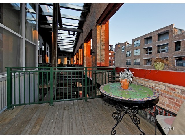1000 West Washington Boulevard, Unit 428 Chicago, IL 60607 - Photo 15 of 16 a view of a chairs and table in the patio