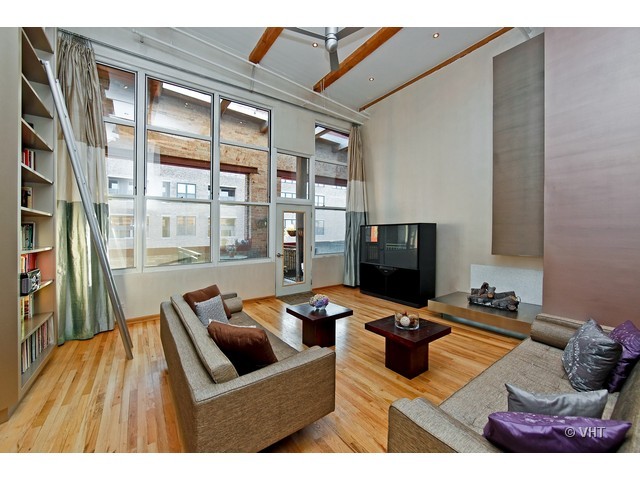1000 West Washington Boulevard, Unit 428 Chicago, IL 60607 - Photo 2 of 16 a living room with furniture and a flat screen tv