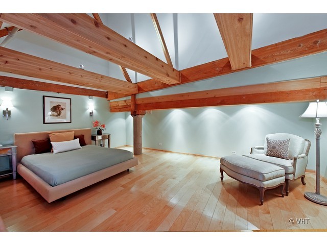 1000 West Washington Boulevard, Unit 428 Chicago, IL 60607 - Photo 8 of 16 a living room with furniture and a wooden floor