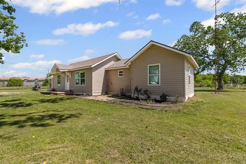 a view of a house with backyard