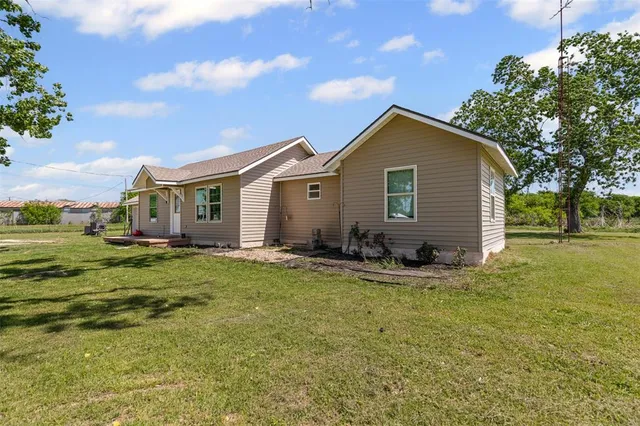 a view of a house with backyard