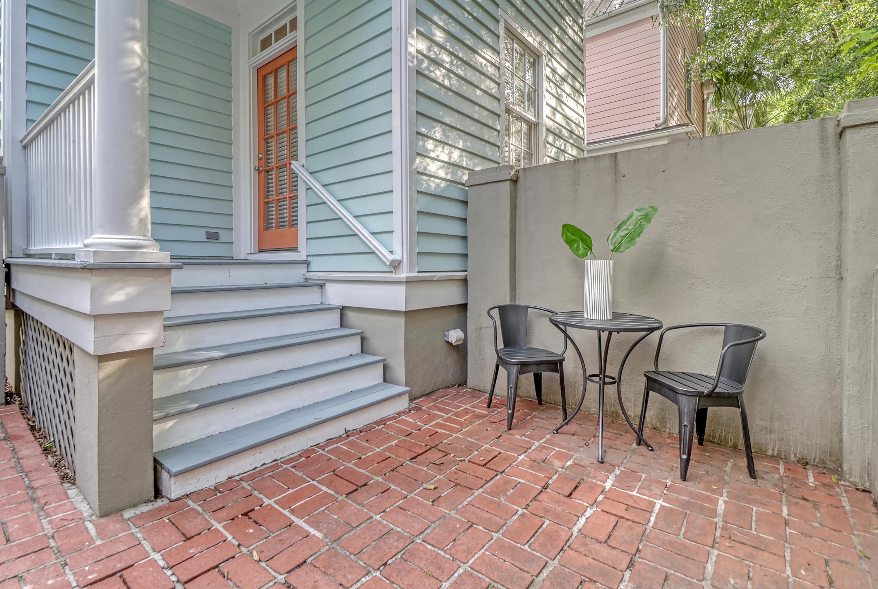 19 Radcliffe Place Charleston, SC 29403 - Photo 18 of 27 Patio Side Table