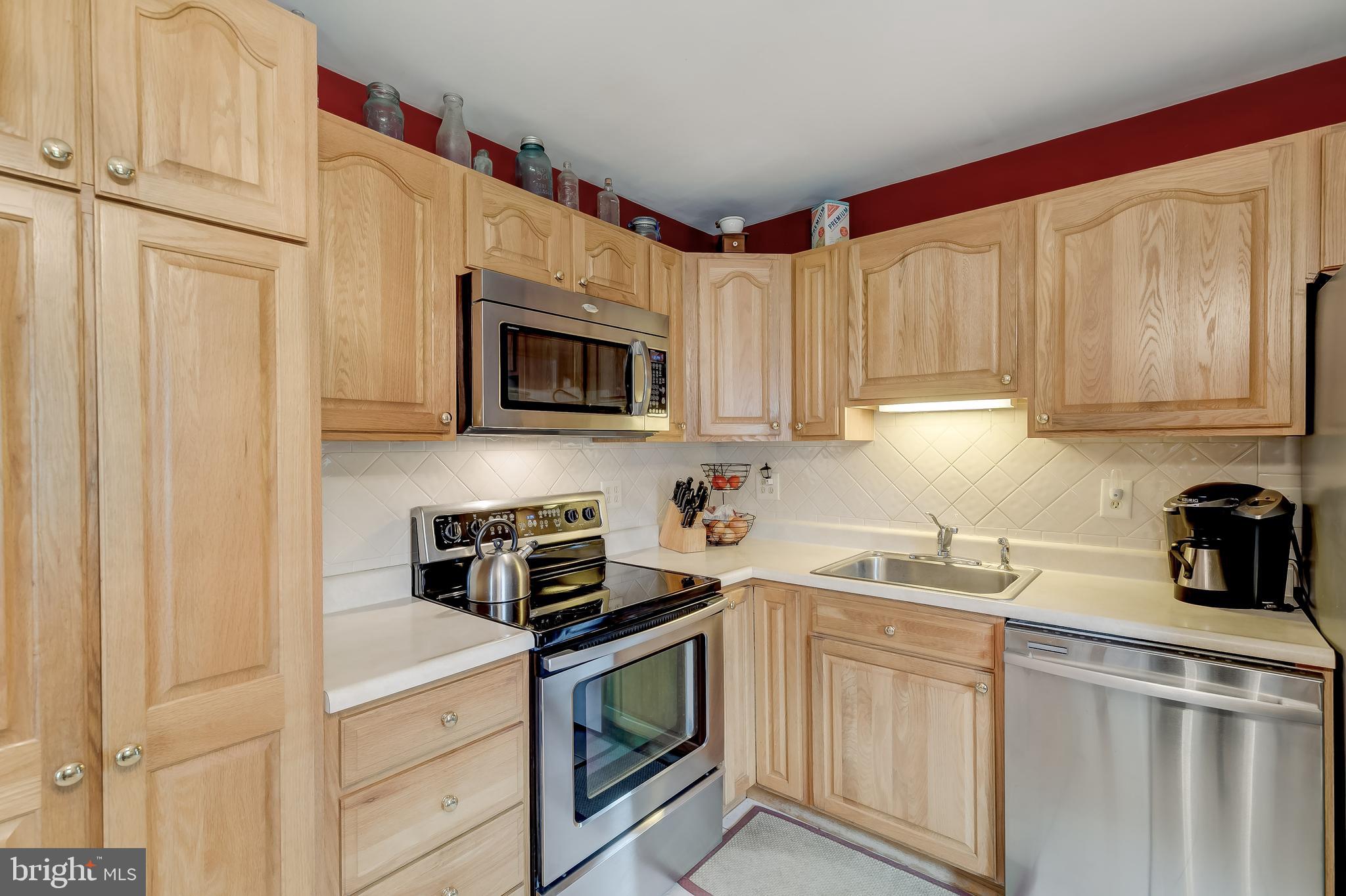 9515 Cross Road Perry Hall, MD 21128 - Photo 4 of 40 Lovely Kitchen with Stainless Steel Appliances