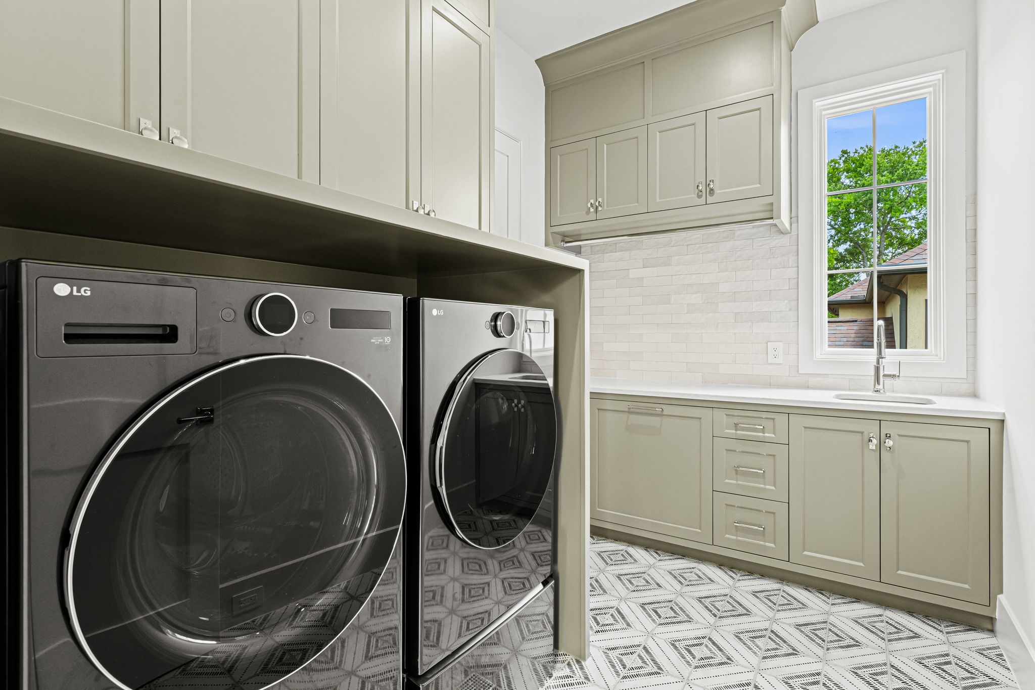 8722 Lupton Lane Houston, TX 77055 - Photo 38 of 44 a utility room with sink dryer and washer