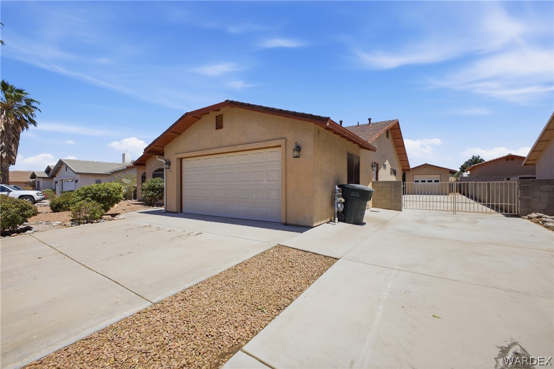 3918 North Eagle Rock Road Kingman, AZ 86409 - Photo 40 of 44 a front view of a house with a yard