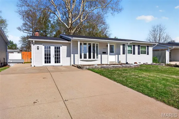 $305,000 | 12030 Bennington Place, Maryland Heights, MO 63043