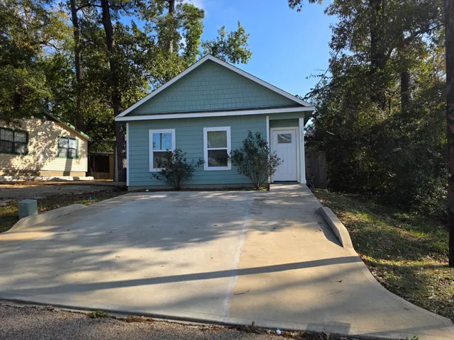 a view of a house with backyard