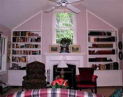 370 Cochran Road Lexington, KY 40502 - Photo 4 of 18 A vaulted ceiling, beautiful built-ins,