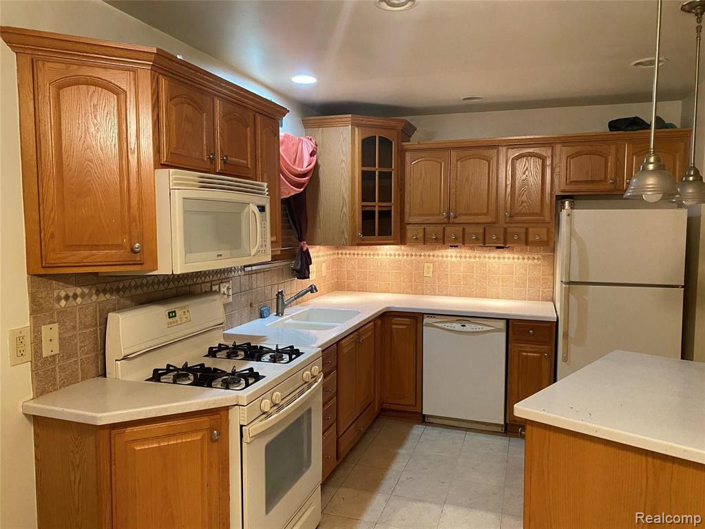 15830 Stephens Eastpointe, MI 48021 - Photo 8 of 23 Gallery Image 8
