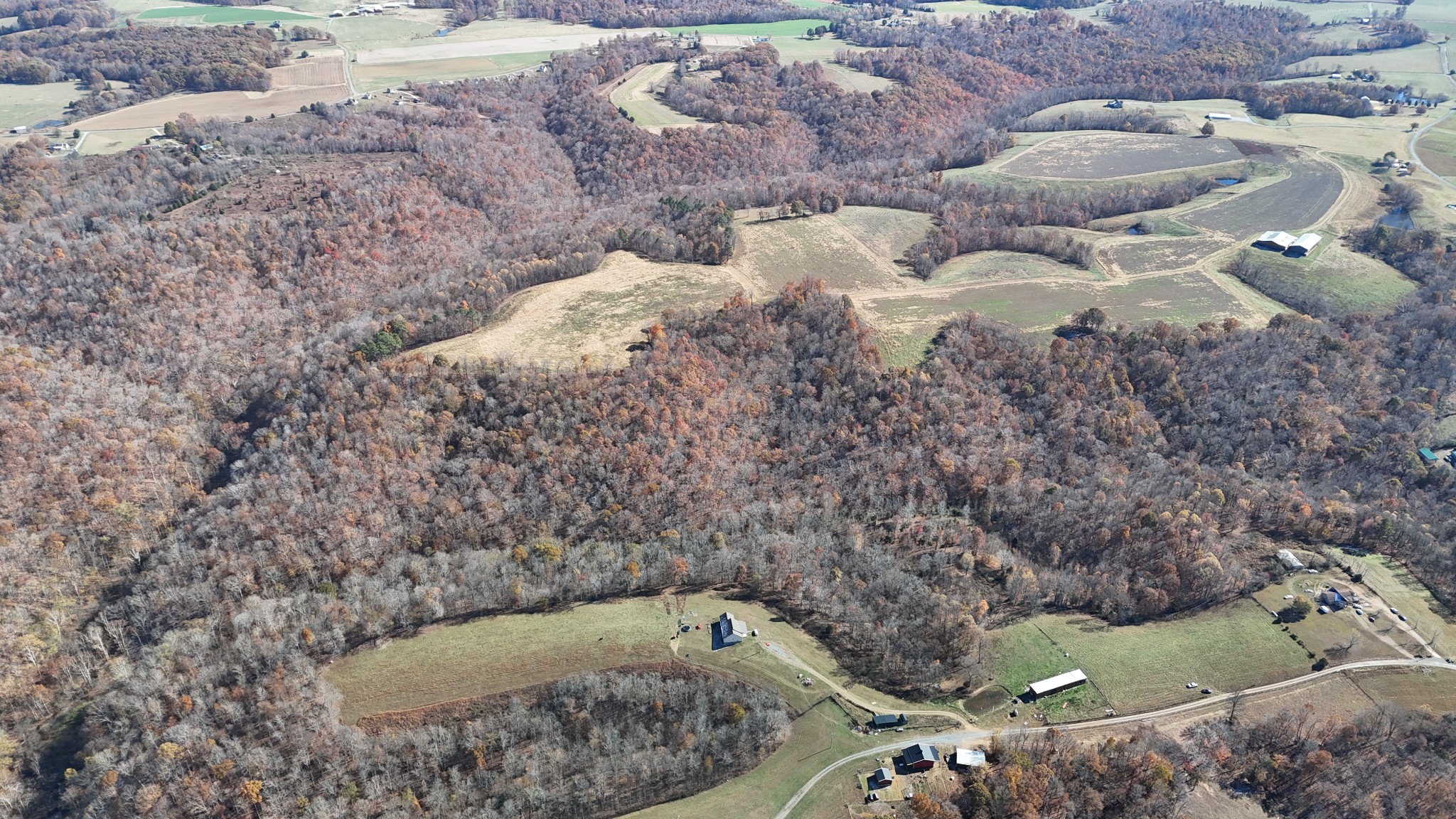 1911 Smalling Road Lafayette, TN 37083 - Photo 4 of 60 a bathroom with a bathtub