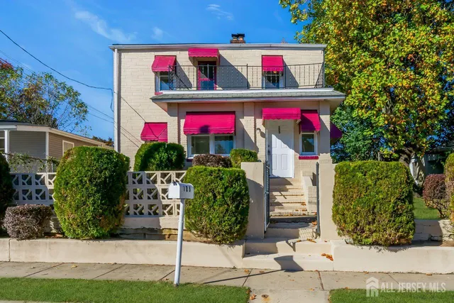a view of entryway front of house