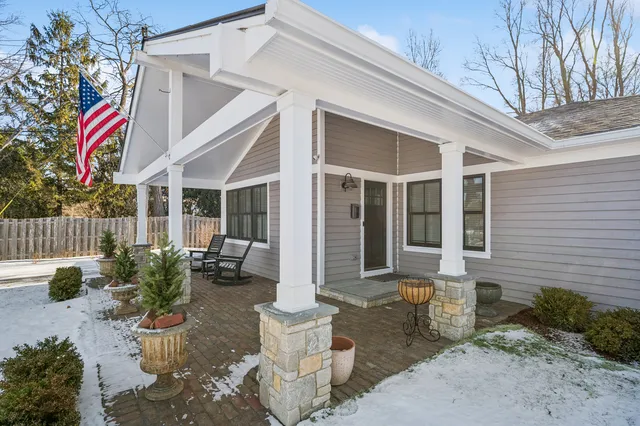 $5,500 | 525 West Deerpath Road, Lake Forest, IL 60045