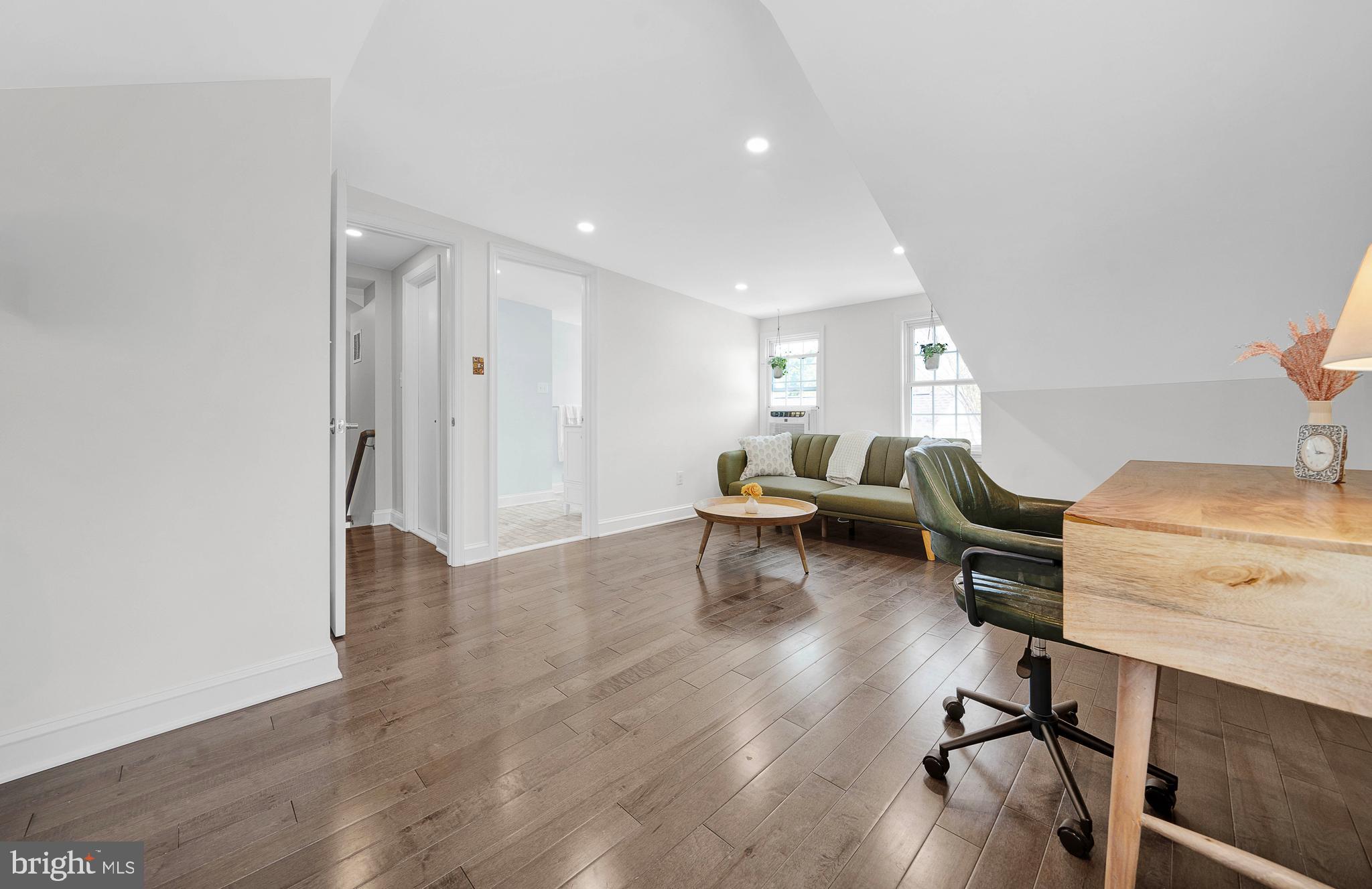 307 Washington Lane Fort Washington, PA 19034 - Photo 25 of 32 a workspace with furniture and a rug